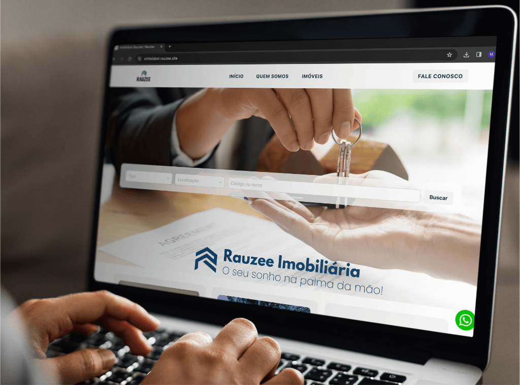 Pessoa acessando um site chamdo rauzee imobiliária