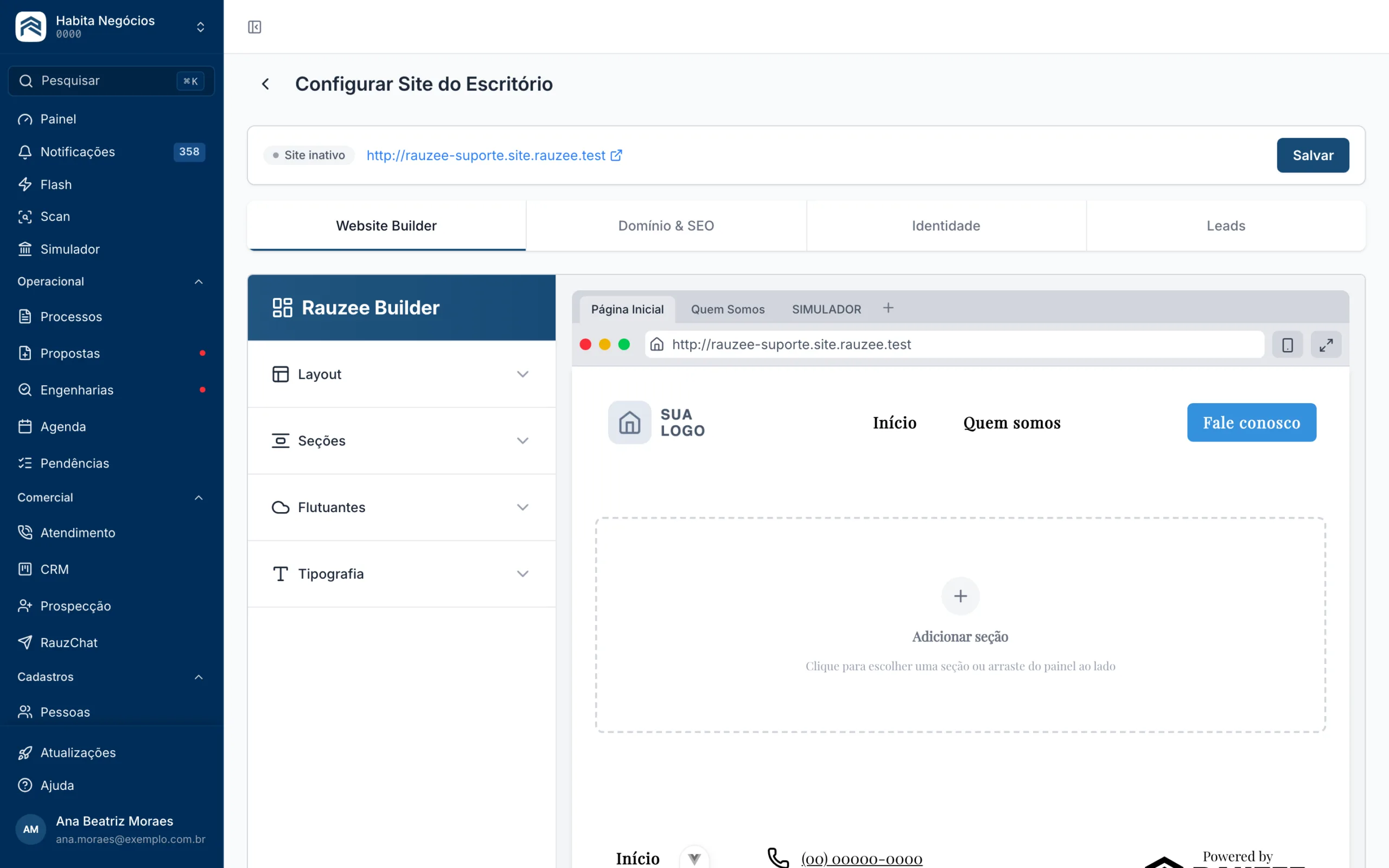Configuração do site do escritório no Rauzee: as abas Website Builder, Domínio e SEO, Identidade e Leads, e as páginas do site sendo montadas por seções ao lado
