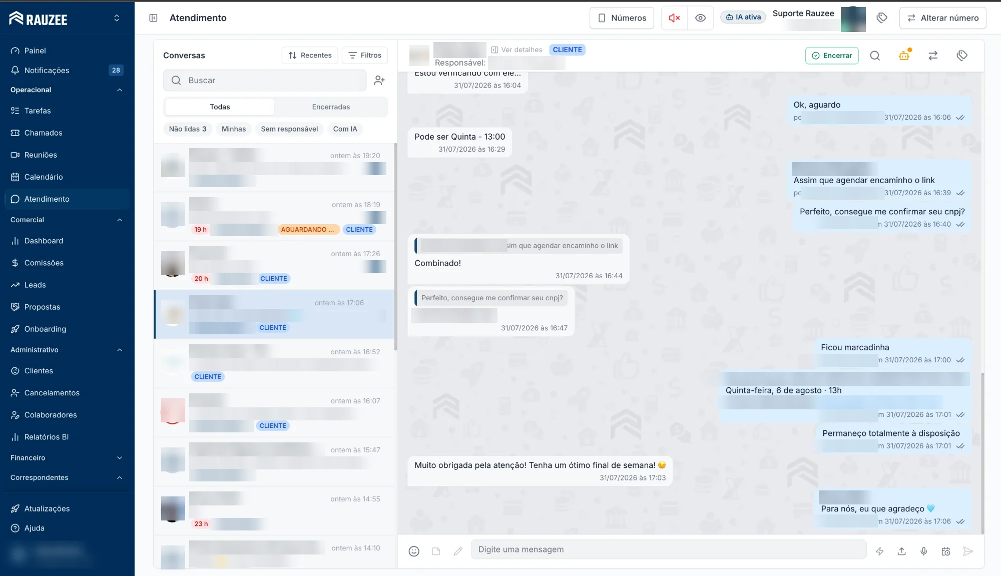 Módulo de atendimento do Rauzee: a fila de conversas de WhatsApp à esquerda, com filtros por não lidas, minhas, sem responsável e com IA, e a conversa aberta à direita, com responsável, encerrar e transferir