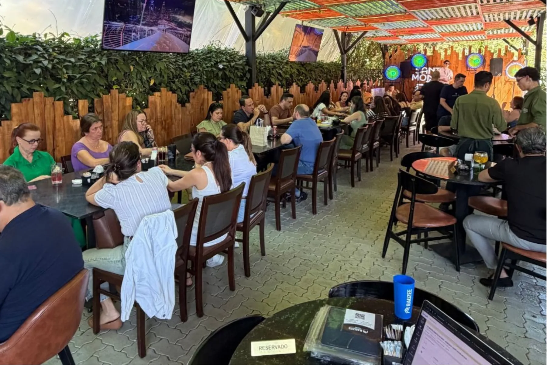 Terceira edição do Crédito na Mesa, em Brasília: participantes reunidos nas mesas do happy hour, sob a pérgola do restaurante