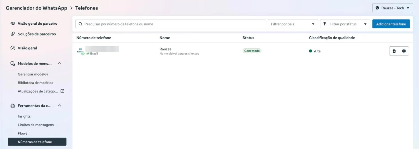 Página Números de telefone do Gerenciador do WhatsApp, com o seletor de conta do WhatsApp no canto superior direito e o botão azul Adicionar telefone